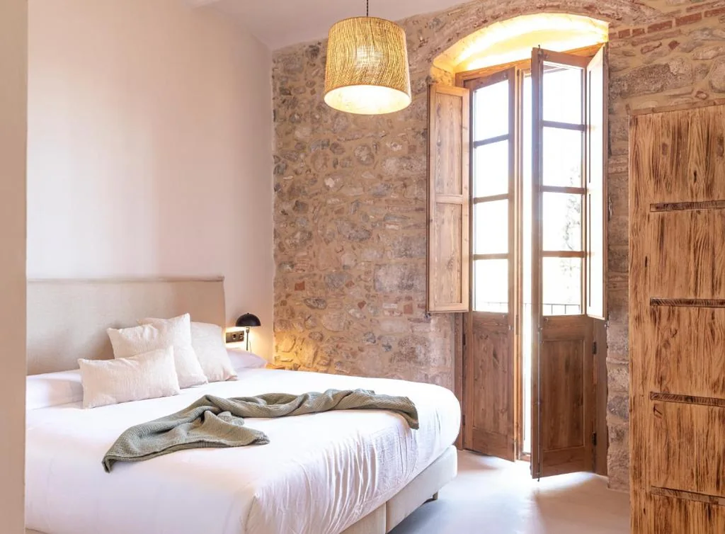Zimmer mit extragroßem Bett und Gartenblick — Terra de vents