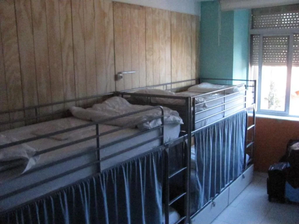 Cama individual en dormitorio compartido de 10 camas — Terraza del Limonar