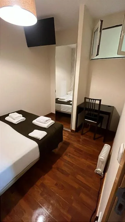 Habitación Doble con baño compartido — THC Gran Via Hostel