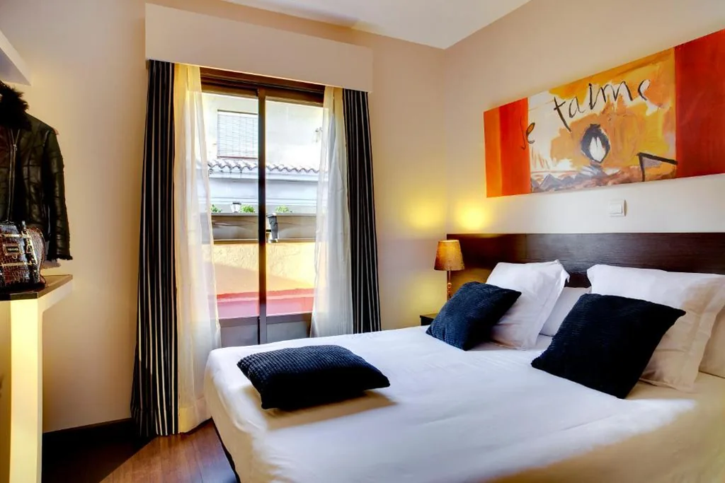 Chambre double avec terrasse — THC Tirso Molina Hostel