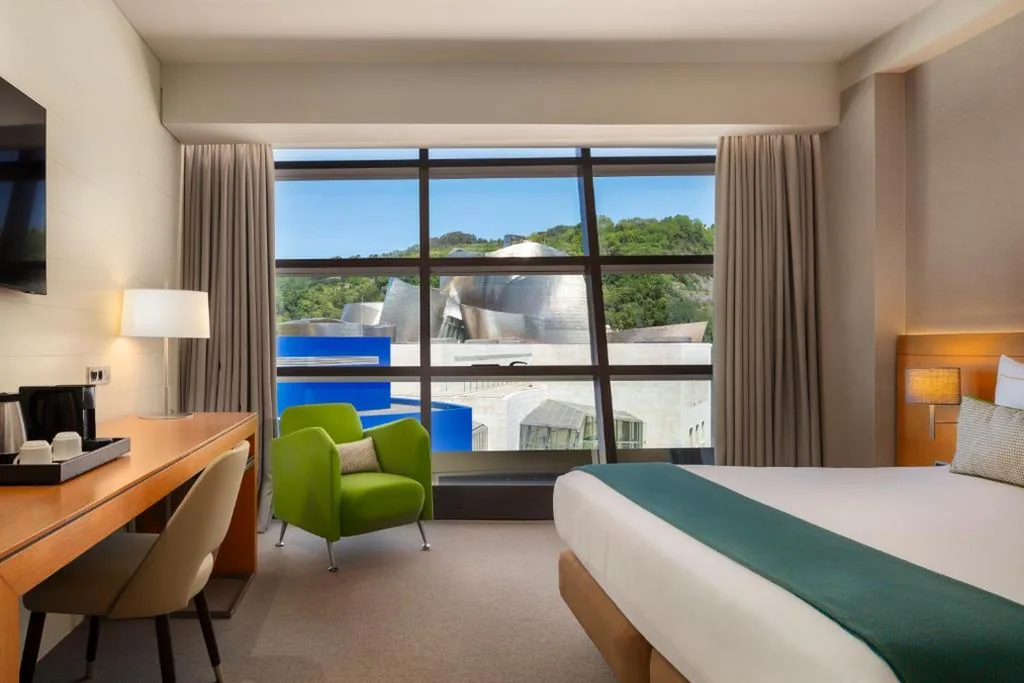 Habitación Doble Premium con vistas al Guggenheim - 1 o 2 camas — The Artist Grand Hotel of Art