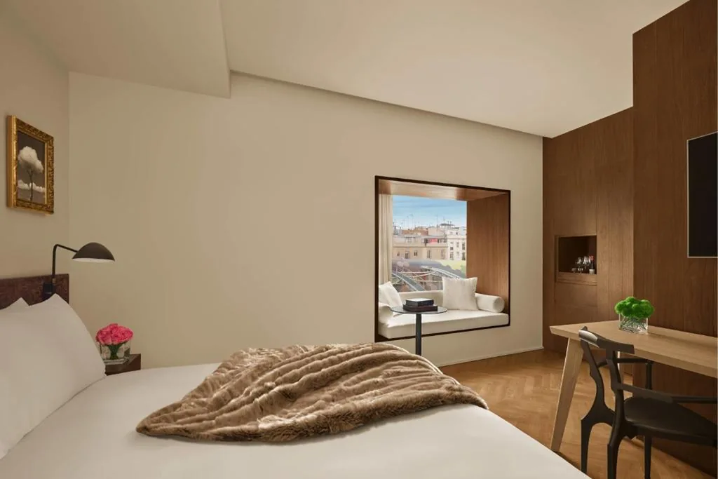 Deluxe Santa Caterina特大床客房 — The Barcelona EDITION