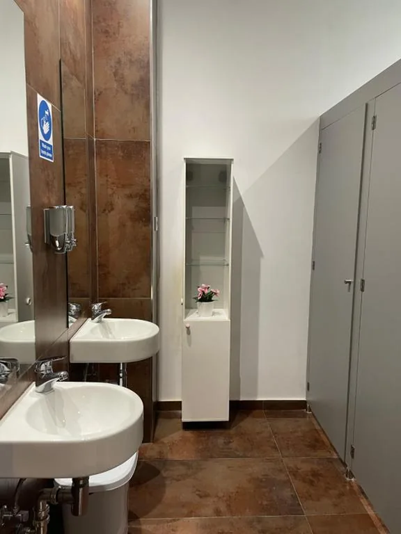 Doppelzimmer mit Gemeinschaftsbad - 2 Betten — The Cathedral Hostel