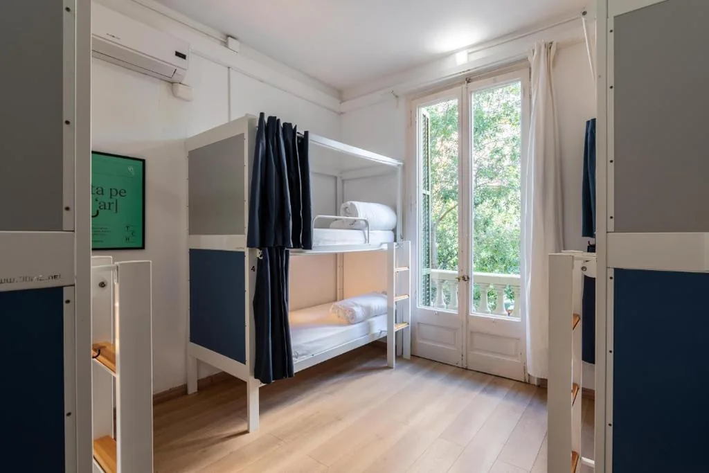 Posto letto in dormitorio femminile da 6 posti con bagno in comune — The Central House Barcelona Gracia