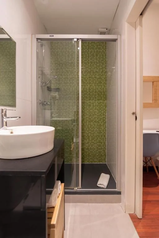 Posto letto in dormitorio femminile da 8 posti con bagno — The Central House Barcelona Gracia