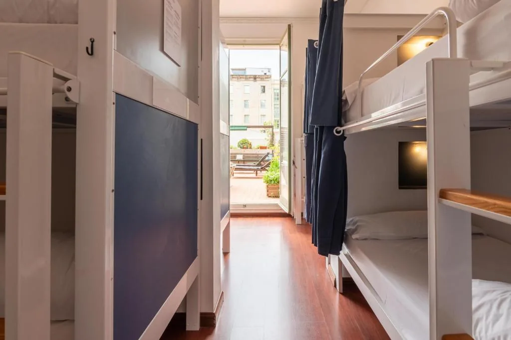 Posto letto in dormitorio misto da 8 posti con bagno in comune — The Central House Barcelona Gracia
