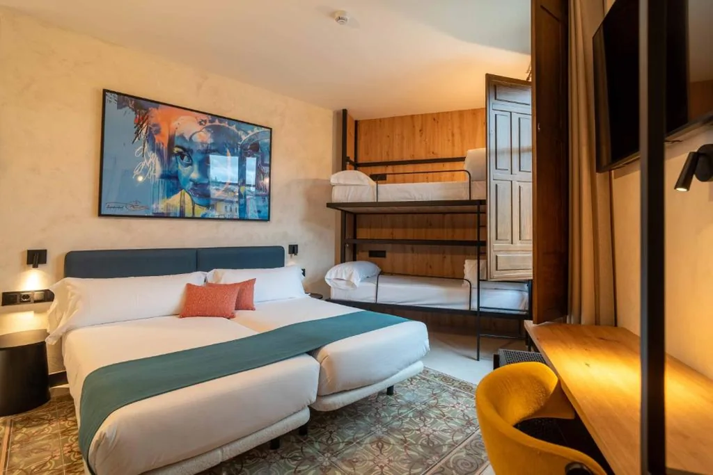 Habitación Familiar — The Central House Granada Elvira