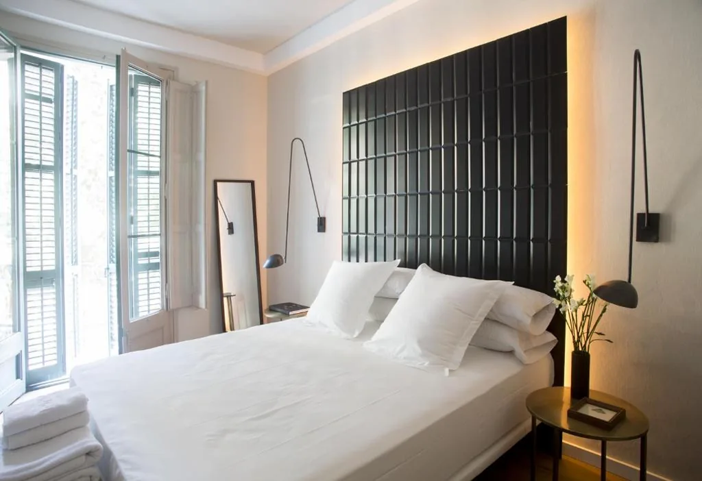 Camera matrimoniale con balcone — The Conica Deluxe Bed&Breakfast