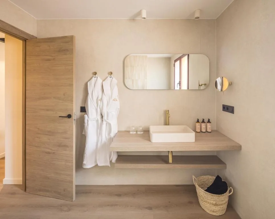 Junior Suite (2 Erwachsene + 1 Kind) — The Cookbook Hotel & SPA