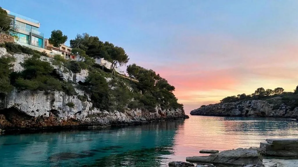 * THE CRYSTAL BAY * Luxury bay and see view Villa