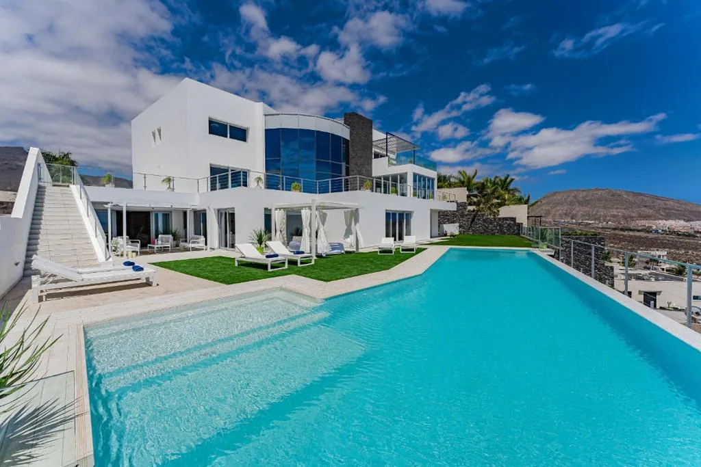 The Eagles Luxury Spa Villa Overlooking Siam Park Sleeps 14