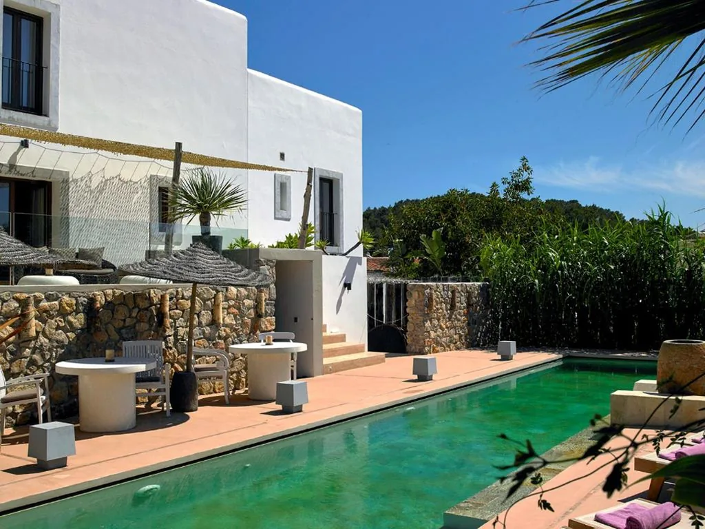 Suite junior avec vue sur la piscine — The Giri Residence
