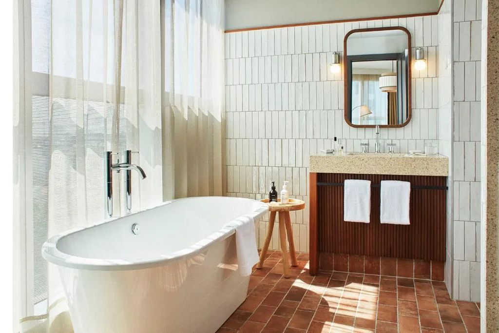 Habitación Roomy con bañera — The Hoxton, Poblenou
