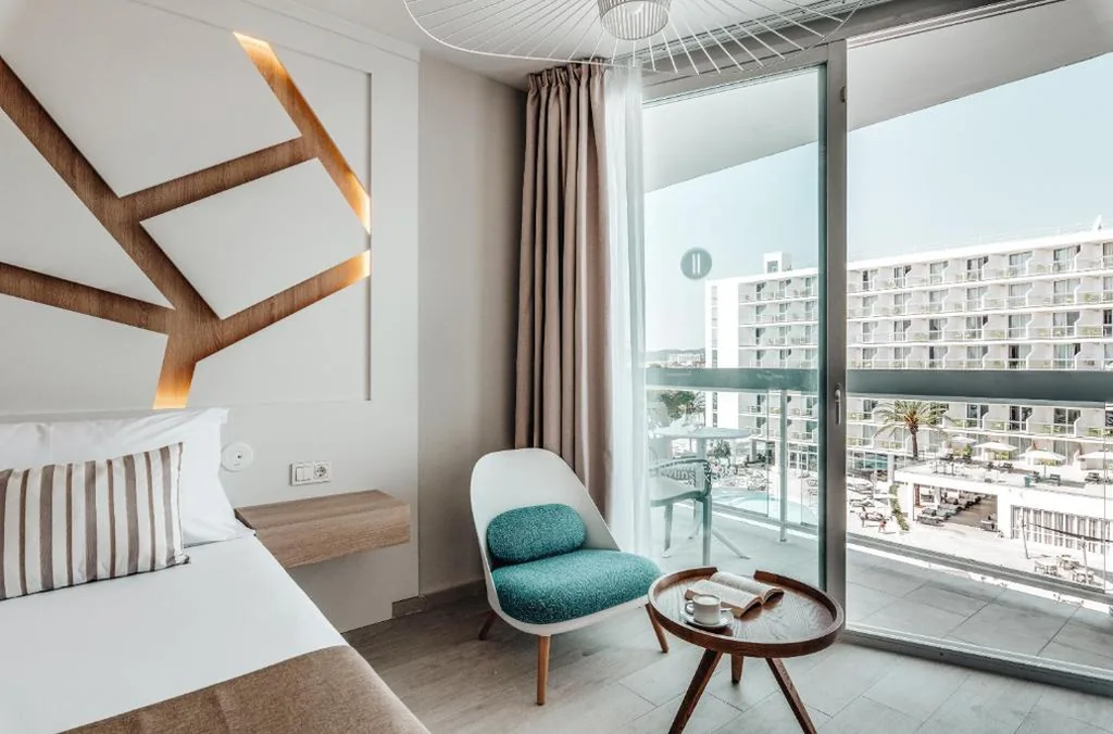 Doppelzimmer Discover mit seitlichem Meerblick — The Ibiza Twiins - 4* Sup