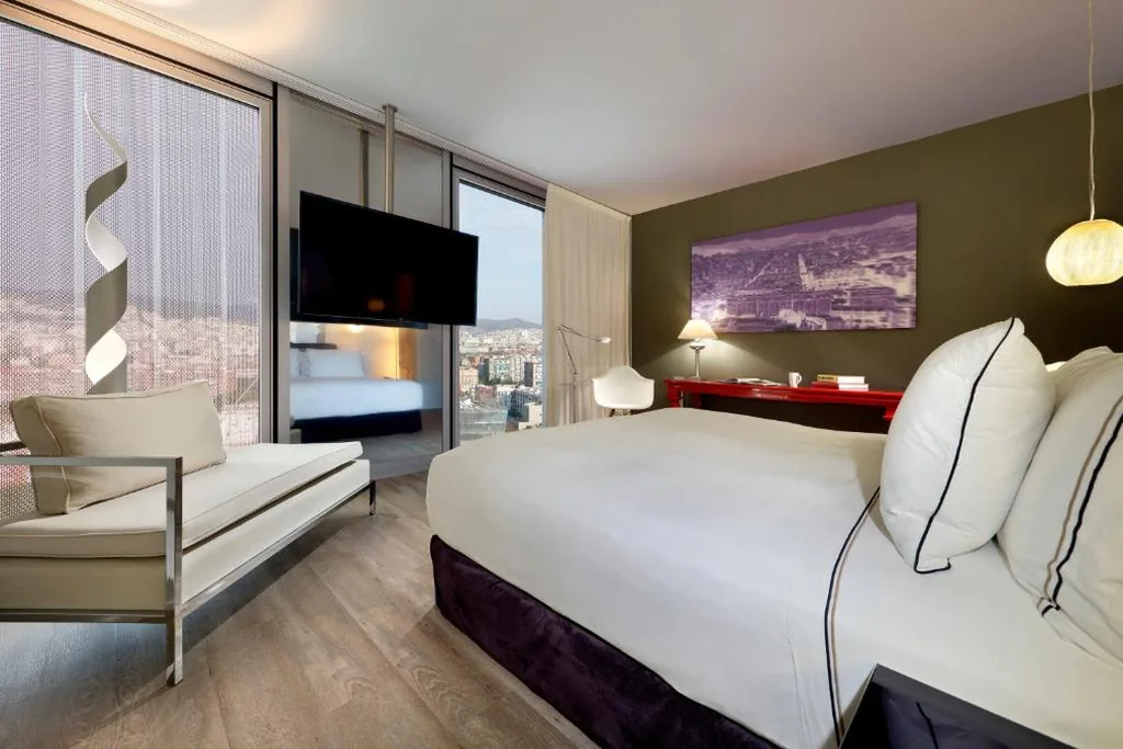 Habitación Familiar The Level con vistas a la ciudad — The Level at Meliá Barcelona Sky