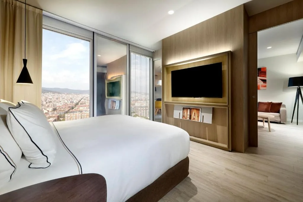 Suite The Level con vistas a la ciudad — The Level at Meliá Barcelona Sky
