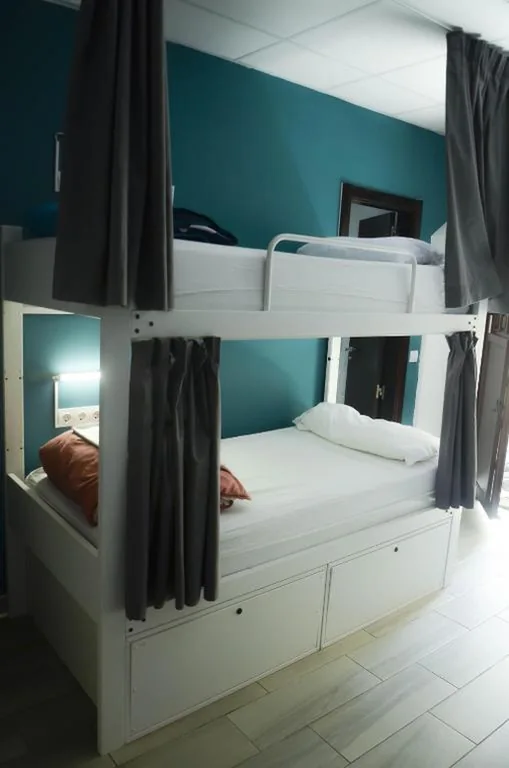 Cama en habitación compartida femenina de 6 camas — The Lights Hostel