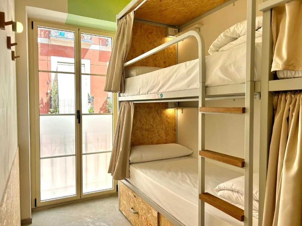 Bed in 12-Bed Female Dormitory Room with Shared Bathrom — The Loft House Madrid