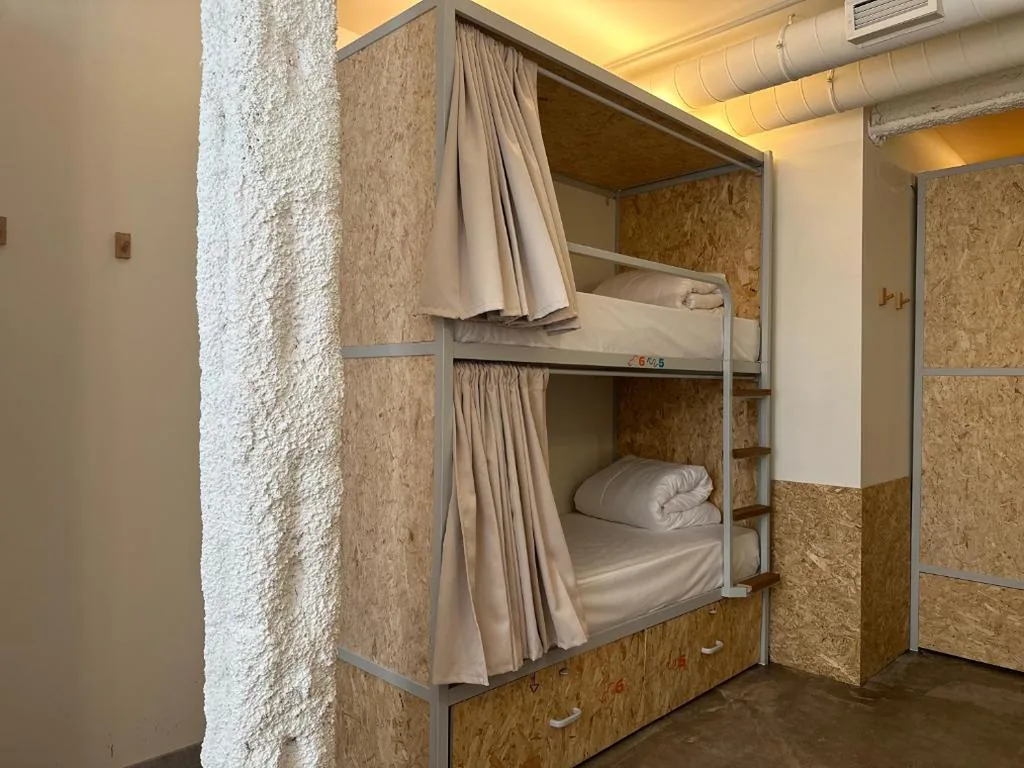 Cama en habitación compartida mixta con 6 camas y baño compartido — The Loft House Madrid