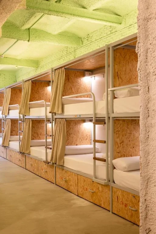 Cama en habitación compartida mixta de 14 camas con baño compartido — The Loft House Madrid