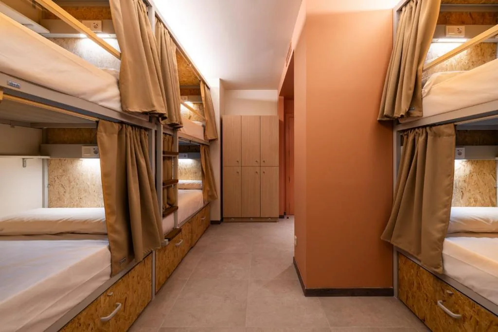 6床混合共用宿舍间床位 — The Loft House Sevilla