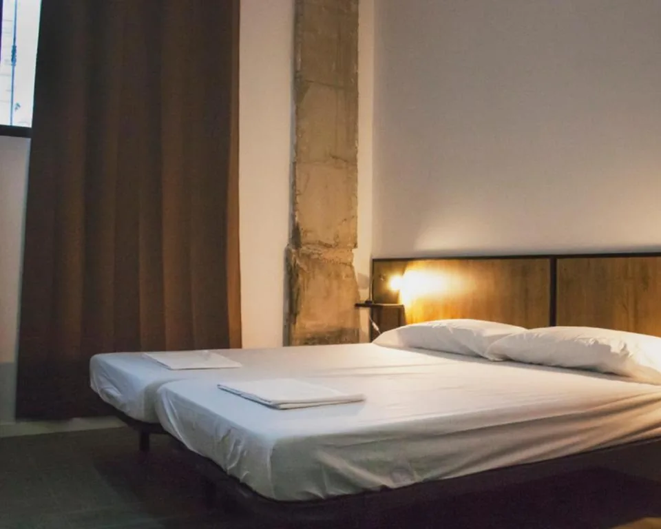 Chambre double avec salle de bains privative - 2 lits — The Market Hostel