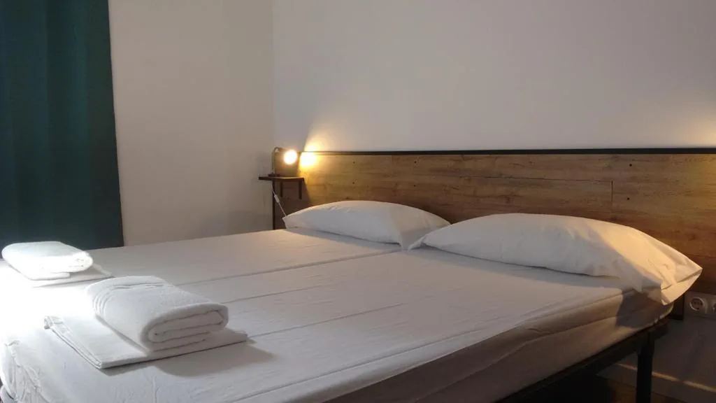 Chambre Standard avec salle de bains commune - 2 lits — The Market Hostel