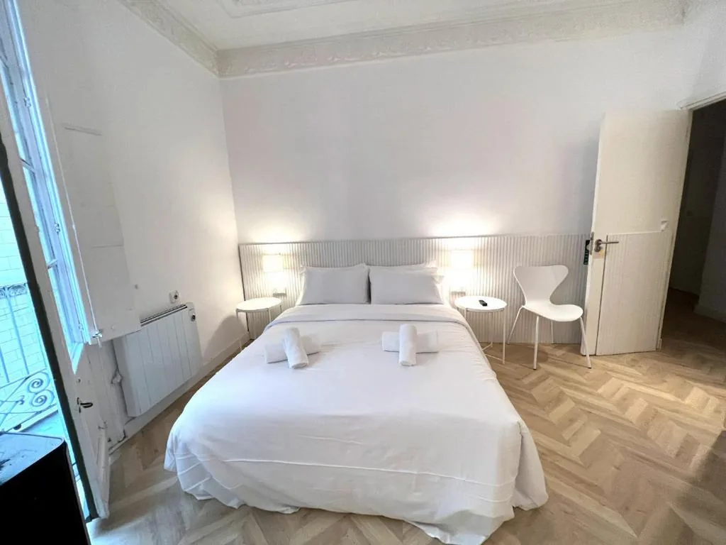 Vierpersoonskamer met gedeelde badkamer — The MO GOTIC