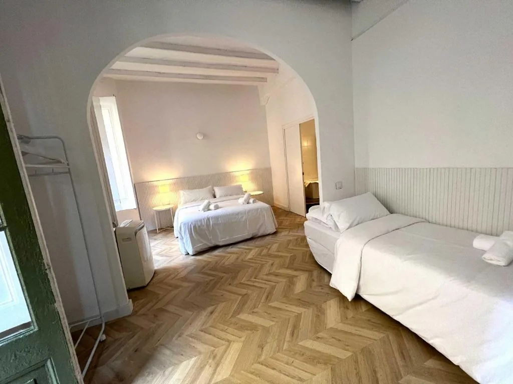 Driepersoonskamer met eigen badkamer — The MO GOTIC