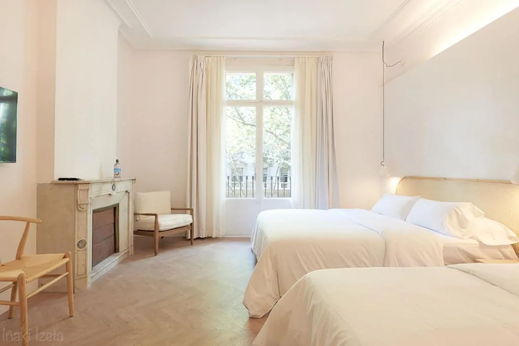 Habitación Doble Deluxe con cama supletoria — The MO House