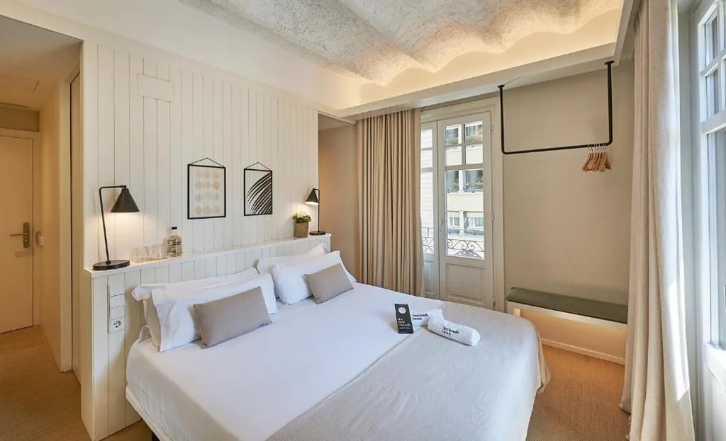 Doppelzimmer Außenbereich mit Balkon — The Moods Catedral Hostal Boutique
