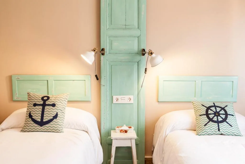 Doppelzimmer mit externem eigenem Bad – 2 Betten — The Old Seaman Bed & Breakfast