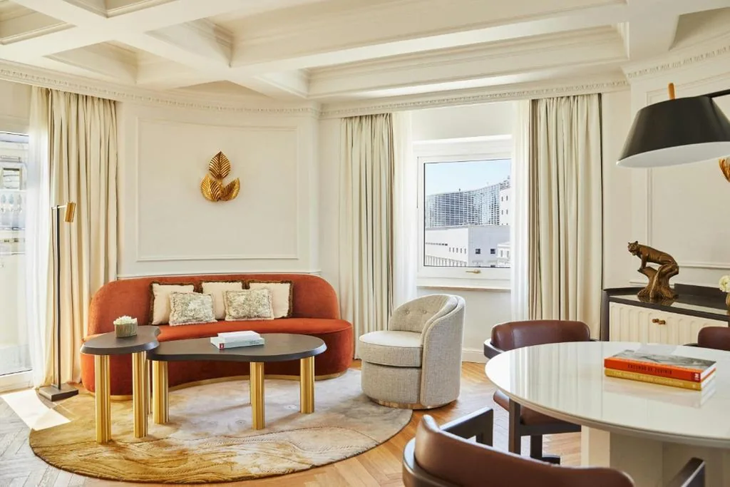 Suite 1 chambre Cortes avec très grand lit double et vue sur le Parlement — The Palace, a Luxury Collection Hotel, Madrid