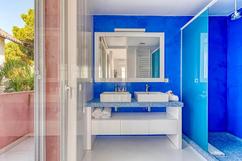 Habitación Doble con balcón y vistas al mar — The Pink Elephant Hotel