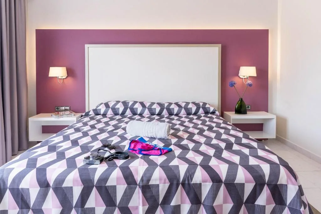 Habitación Doble Estándar con vistas a la ciudad — The Purple Hotel - Adults Only