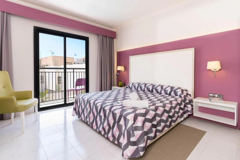 Habitación Doble Estándar con vistas a la piscina — The Purple Hotel - Adults Only
