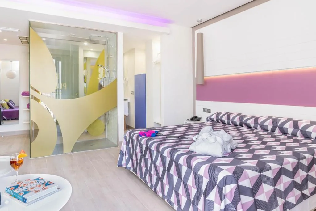 Habitación Doble Superior con vistas a la piscina — The Purple Hotel - Adults Only