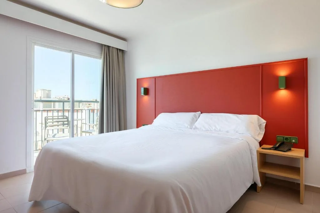 Zimmer mit Straßenblick — The Red Hotel - Adults Only