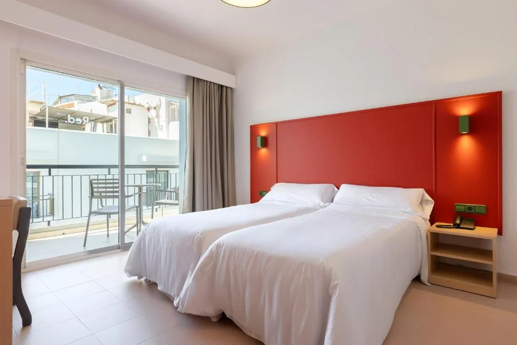 Twin-Zimmer mit Straßenblick — The Red Hotel - Adults Only