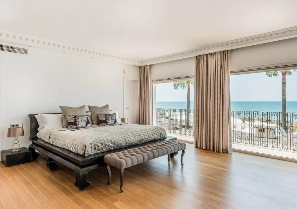 Suite con cama extragrande y vistas al mar — The Residence by the Beach House Marbella