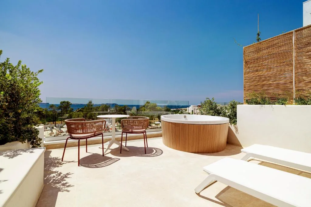 Suite Junior Signature Level con vasca idromassaggio e terrazza — The Signature Level at TRS Ibiza Hotel - All Inclusive Adults Only - Entrance to Clubs included