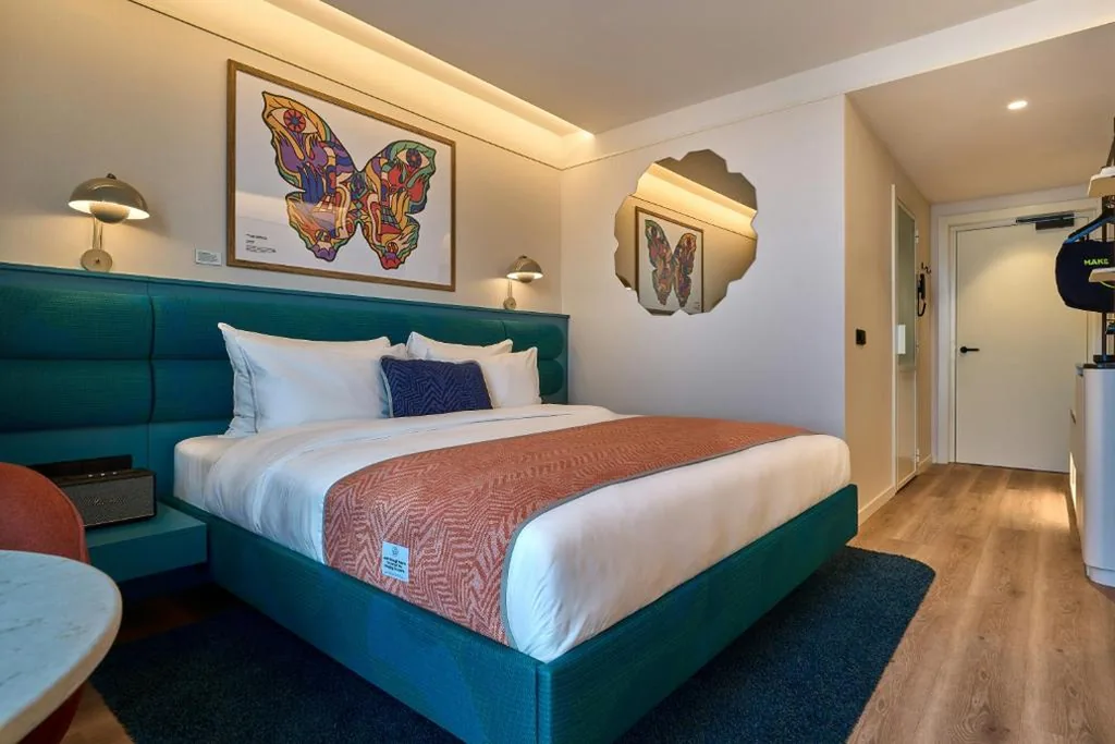 Habitación Doble Deluxe — The Social Hub Barcelona Poblenou Extended Stay