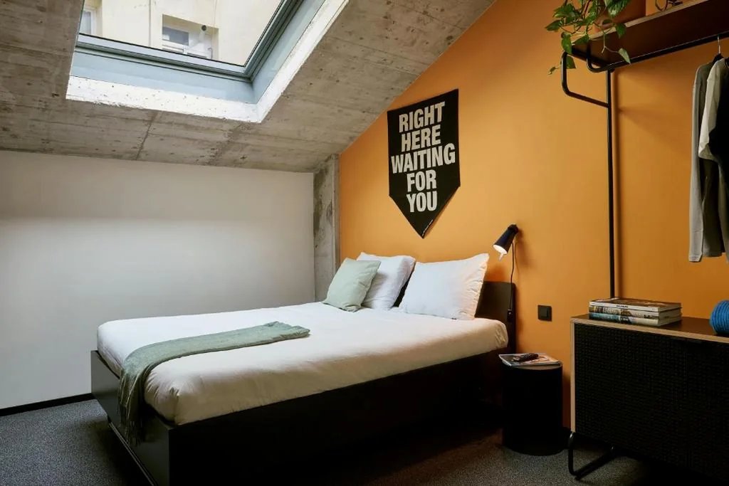 Standard Room - 1 Large Bed — The Social Hub Madrid Extended Stay