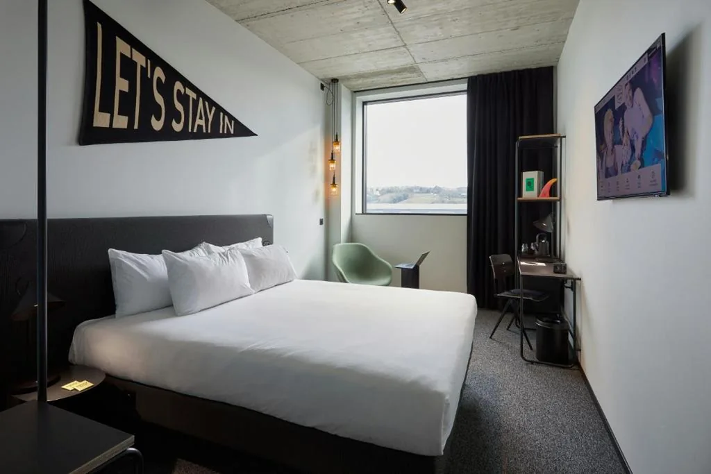 Habitación con cama grande — The Social Hub San Sebastián