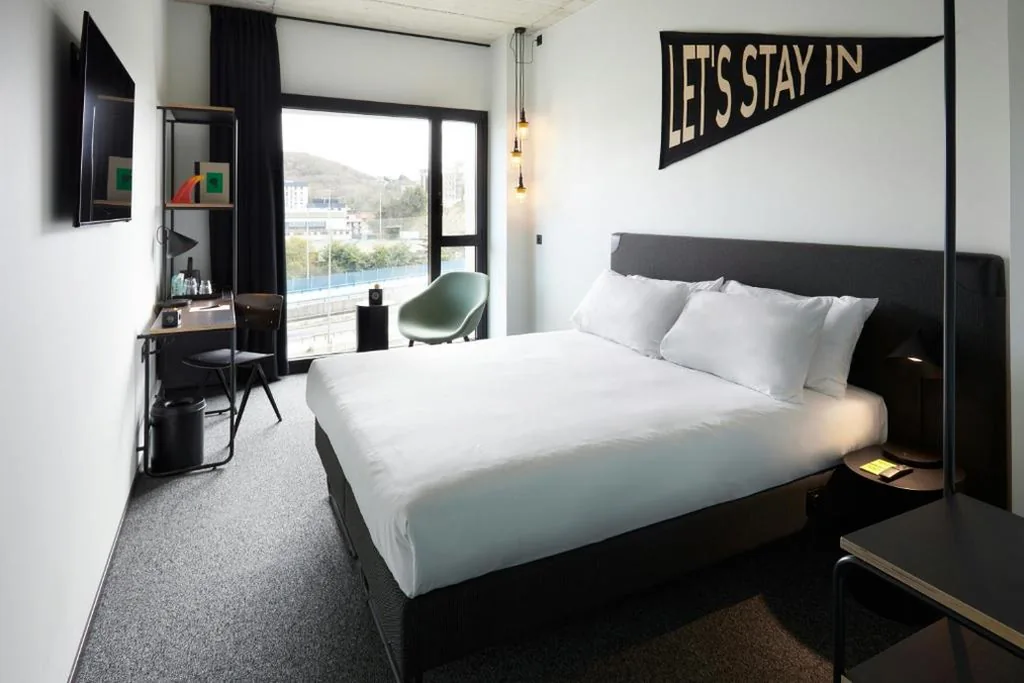 Habitación Deluxe con cama extragrande — The Social Hub San Sebastián