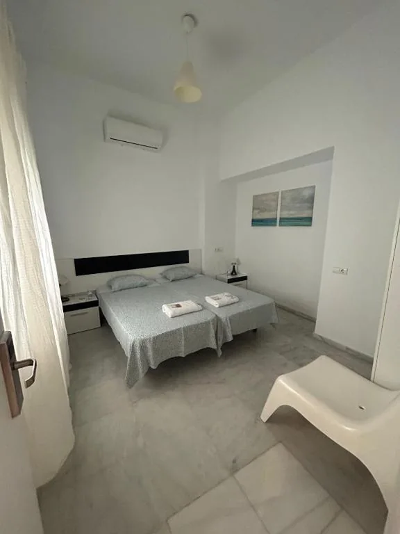 Camera doppia con bagno in comune - 2 letti — The Spot Central Hostel