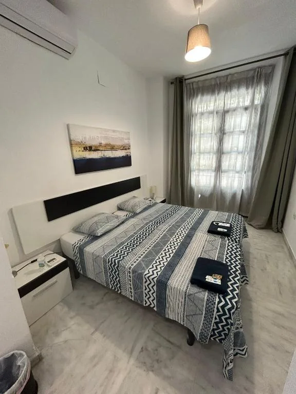 Camera doppia con bagno privato - 2 letti — The Spot Central Hostel