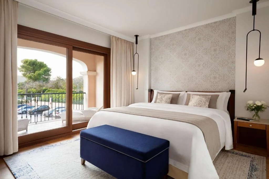 Suite Familiar com sofá-cama — The St. Regis Mardavall Mallorca Resort