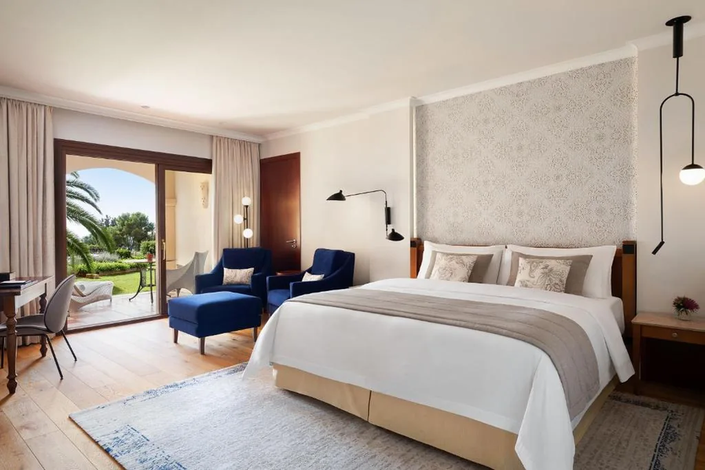 Quarto Deluxe com acesso ao jardim - 1 cama extragrande — The St. Regis Mardavall Mallorca Resort