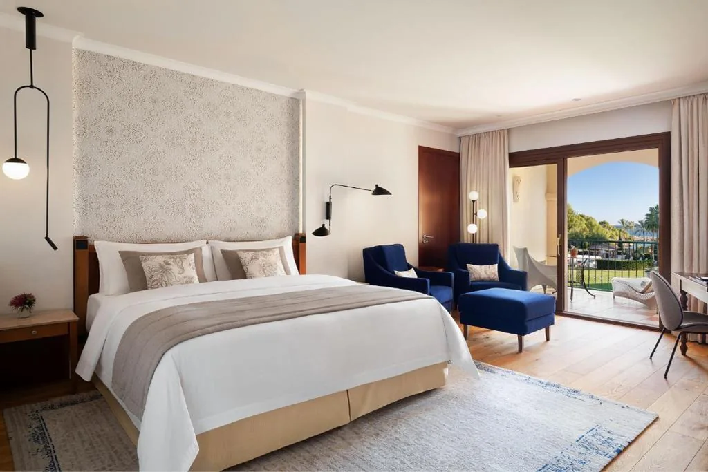 Quarto Deluxe com vista para o mar - Cama extragrande — The St. Regis Mardavall Mallorca Resort